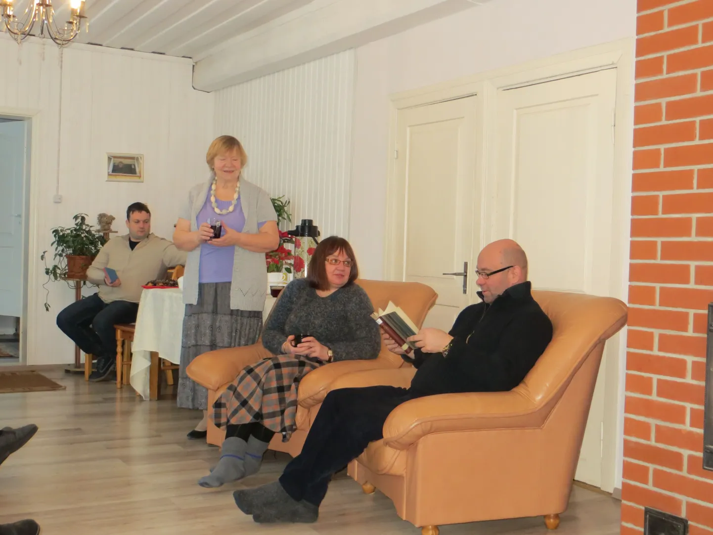 August Gailiti 125. sünniaastapäevale pühendatud mälestusüritus tema kodus Kuiksillal. Vallavanem Kaido Tamberg (paremalt), tema abikaasa Katrin Tamberg, maja perenaine Svetlana Oper ja Sanagste vallavolikogu esimees Rando Undrus
