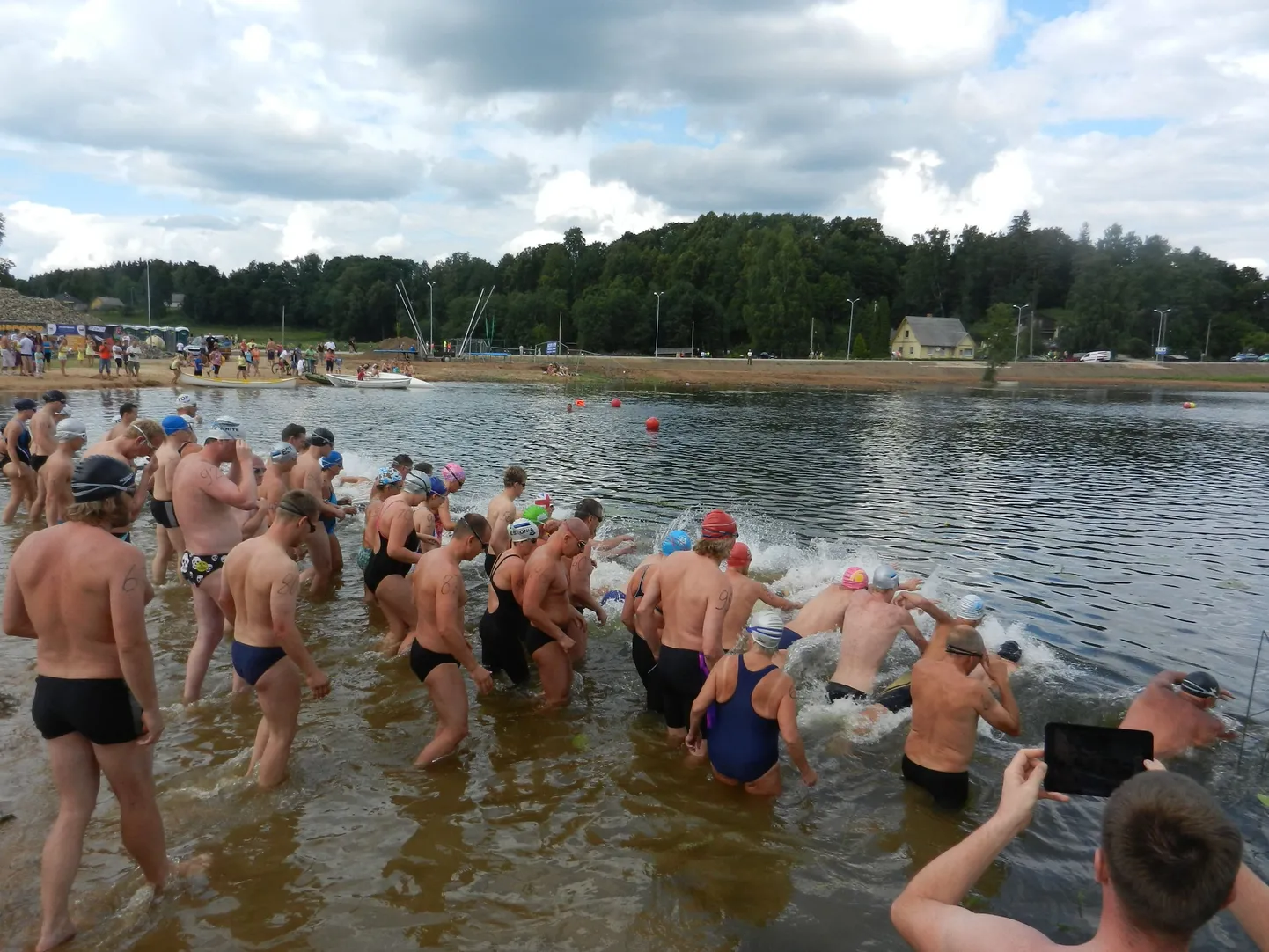 Pikamaaujumise sarja avaetapp Rõuges.