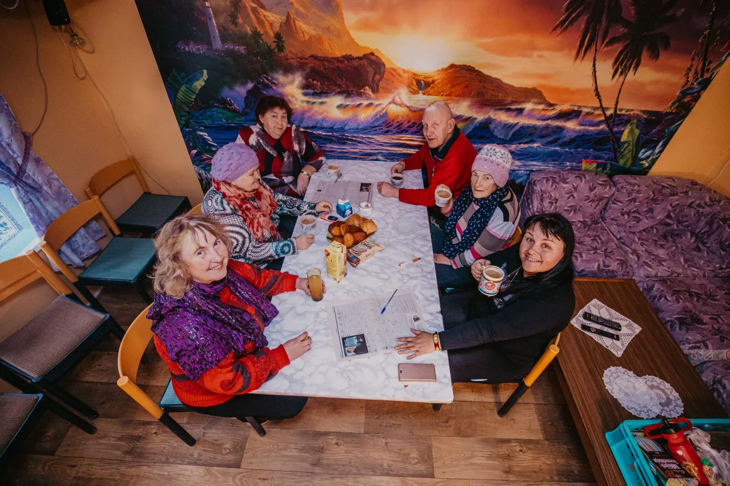 Ujumisringi liikmed (vasakult) Lydia Truumees, Malle Jakobson, Milla Grossfeldt, Ants Mäekivi, Juta Meltsas ja Angela Antsmaa kogusid Lihula ujula rajamise toetuseks allkirju, et teiste hulgas koolilapsed, kellel on ujumistunnid kohustuslikud, ei peaks enam 50 kilomeetri kaugusele sõitma.