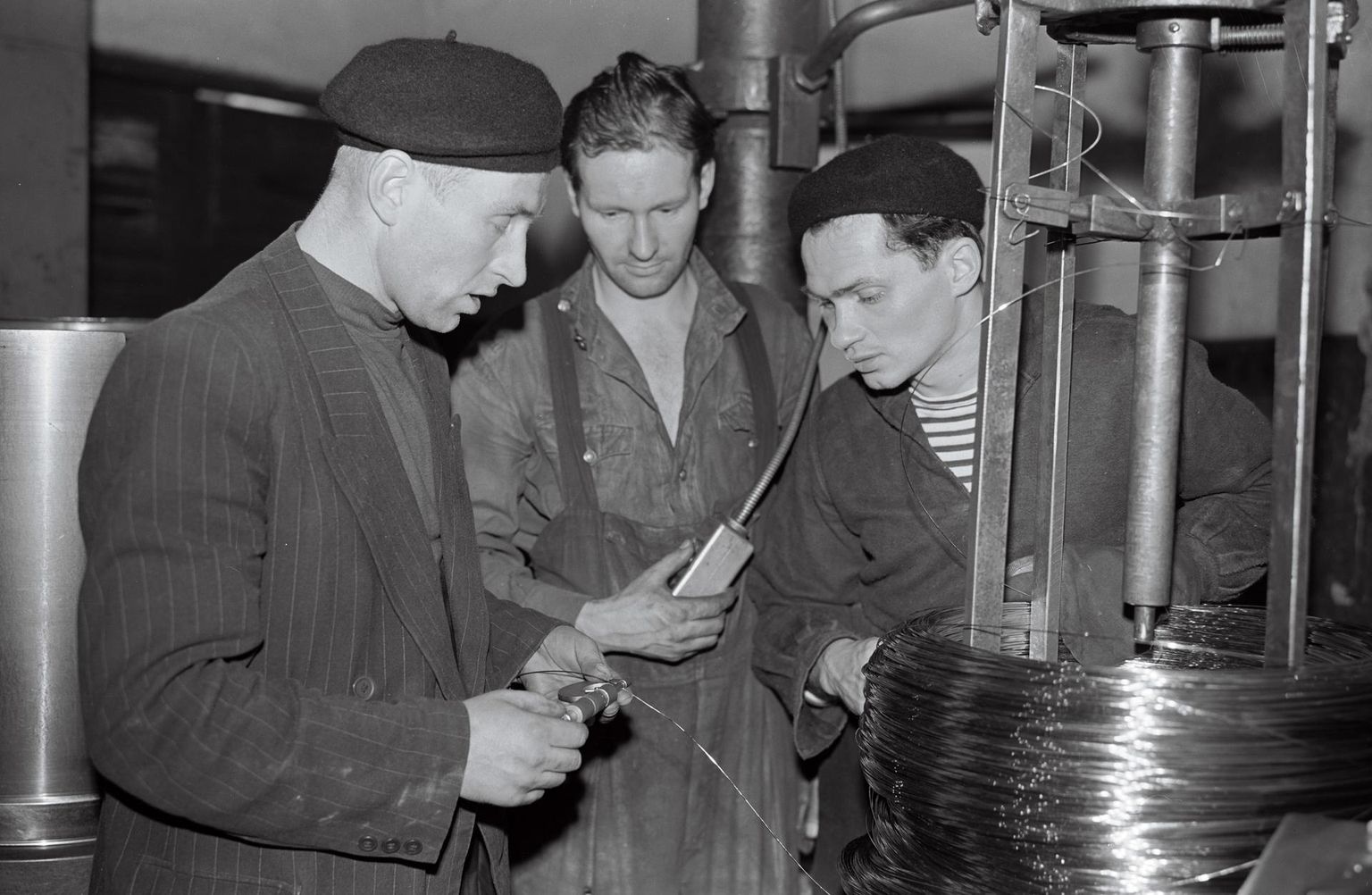 Tehase Eesti Kaabel eesrindlik traaditõmbaja Harri Prii (keskel) juhendab 1959. aastal Leedu praktikante Antanas Mikeliunast (vasakul) ja Romualdas Labanauskast.