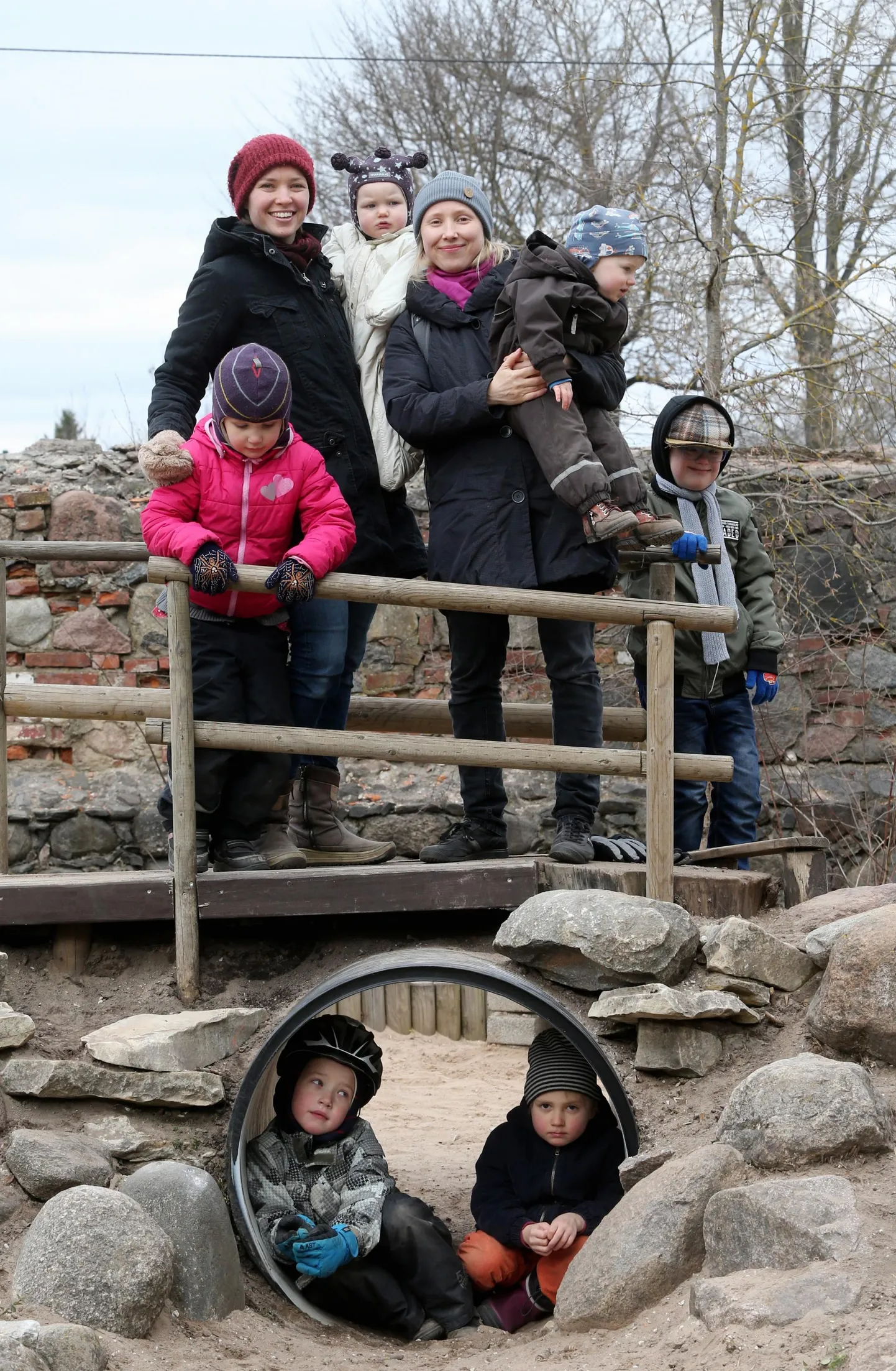 Создатели Тартуской демократической волшебной школы Катрин Сааге (справа) и Кетлин Рейс с детьми.