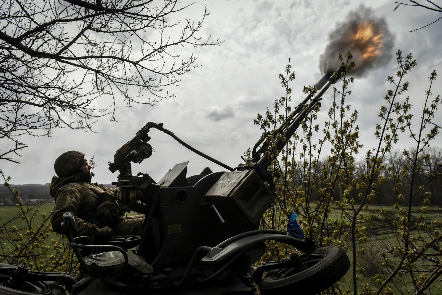 Ukraina sõdur tulistab Donetski oblastis Bahmuti lähedal haubitsast. Kiievi kulutused kaitsele kerkisid aastaga rekordilise 640 protsendi jagu, ilma et arvesse oleks võetud teistelt riikidelt saadud sõjalist abi. FOTO: Oleg Petrasjuk/epa/scanpix