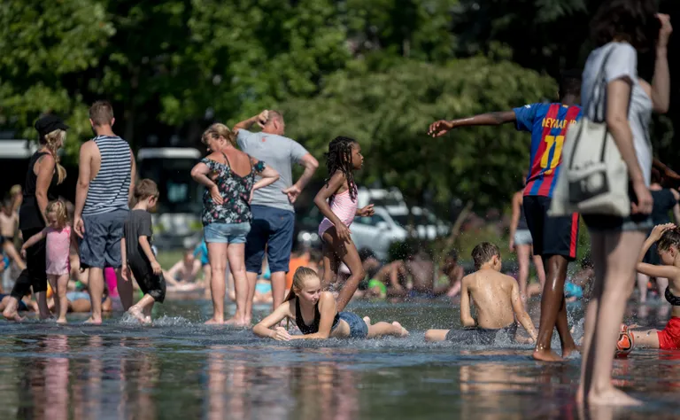 Inimesed jahutamas ennast purskkaevus Prantsusmaal Nantes'is. Kogu riigis on parasjagu erakordselt kuum ilm.