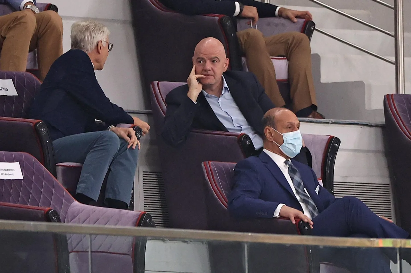 Teisipäeval käisid FIFA president Gianni Infantino (keskel) ja FIFA jalgpalli globaalse arengu osakonna juht Arsene Wenger (vasakul) vaatamas Kataris peetud MM-valikmängu Iraani ja Iraagi vahel.