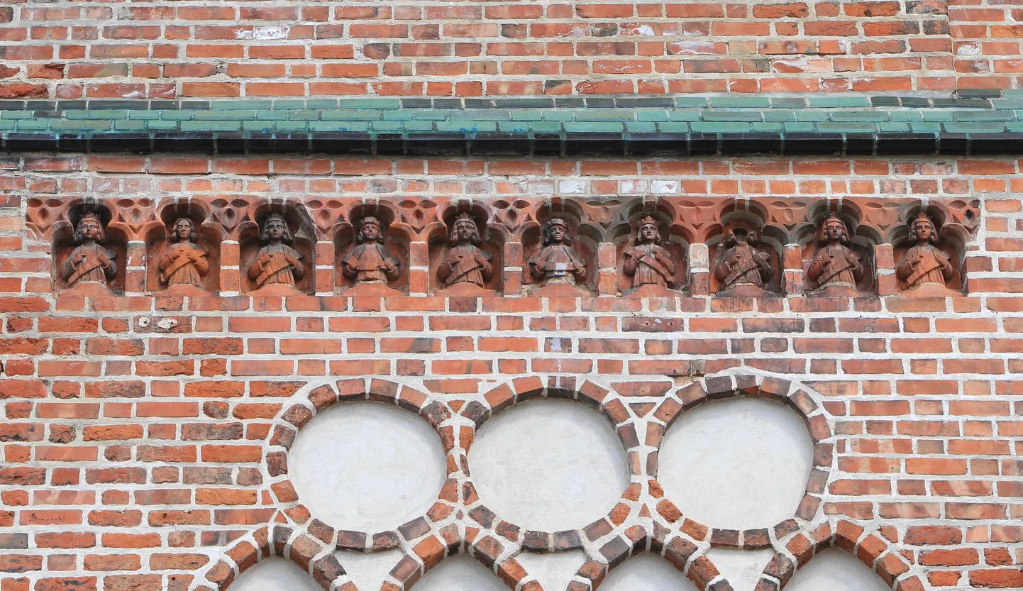 Jaani kiriku seintel praegu näha olevad terrakotaskulptuurid on koopiad. Algul oli kujusid üle tuhande, tänapäevaks on neid säilinud umbes kolmandik.