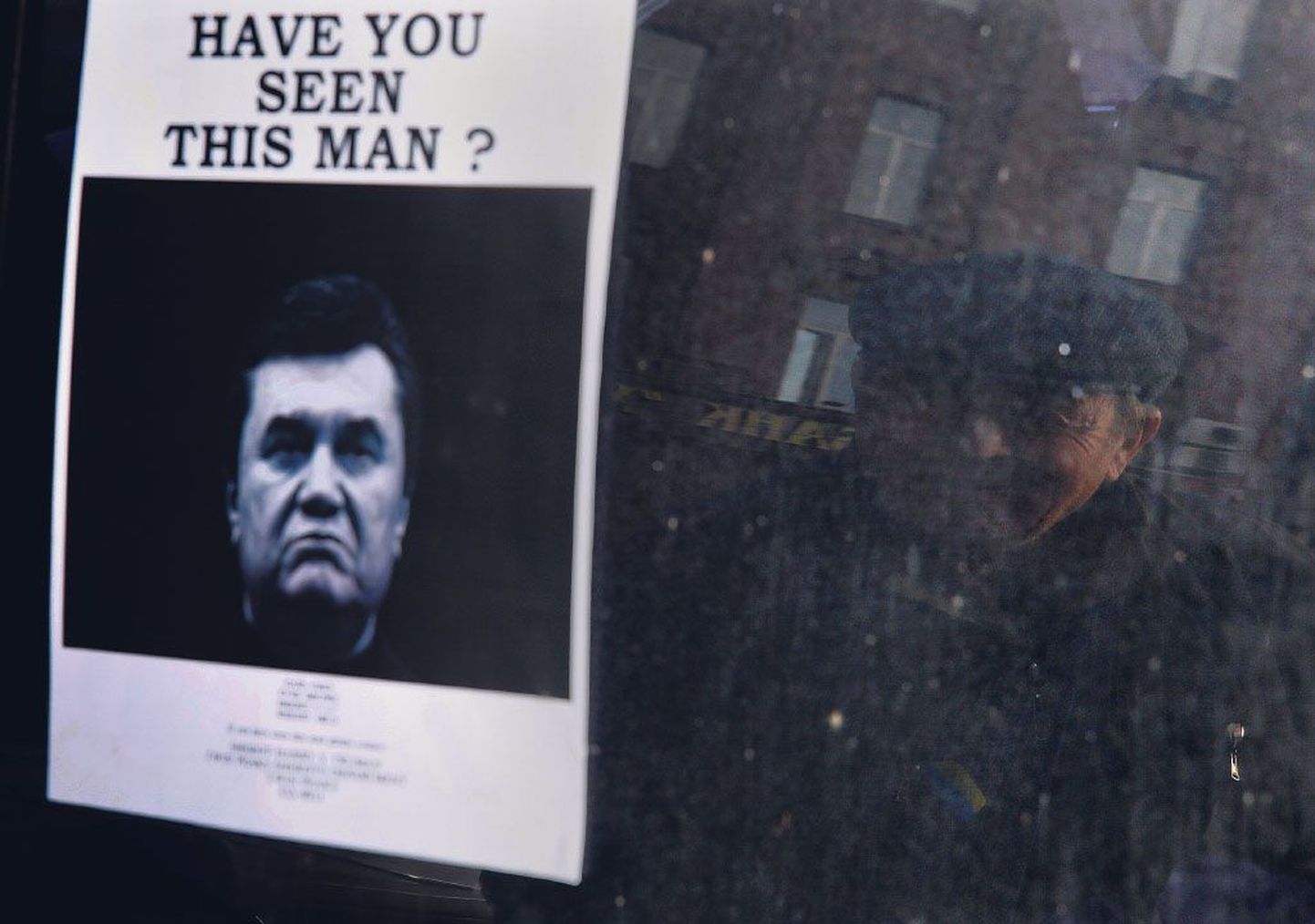 ”Kas olete näinud seda meest?“ Ukraina endise presidendi Viktor Janukovõtši tagaotsimiskuulutus auto aknaklaasil Kiievi kesklinnas.