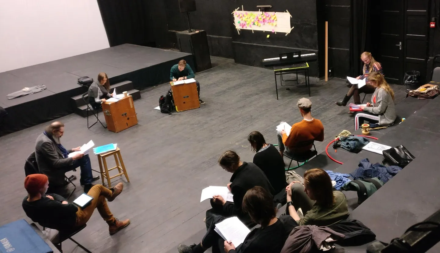 Lavastuse “Carmen” esimene lugemisproov: lavastaja Peeter Volkonski trupis on Musta Kasti ja Paide teatri ühendatud jõud.