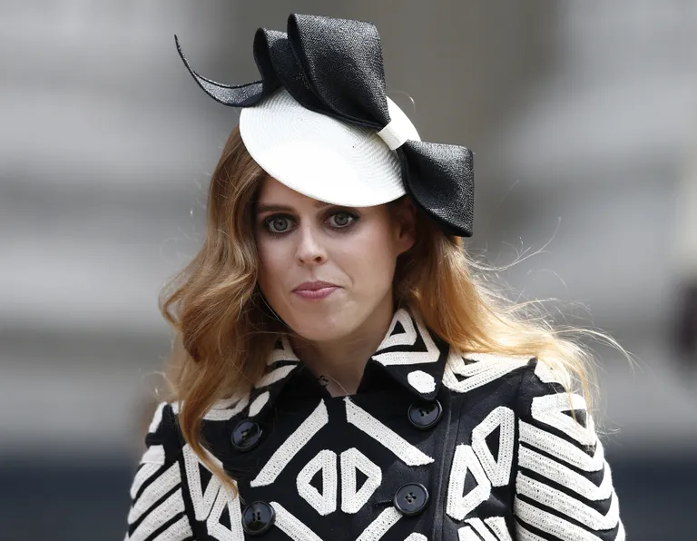 Printsess Beatrice lahkumas kuninganna Elizabeth II  90. sünnipäeva auks Püha Pauli katedraalis peetud jumalateenistuselt. 10. juuni 2016.