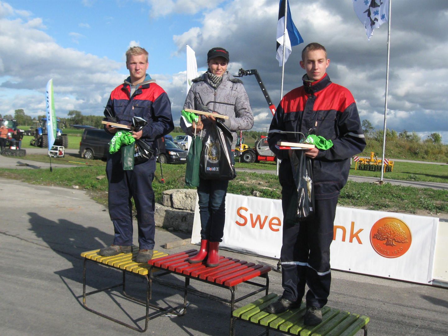 Olustvere õpilased Keit Uusen (vasakul) ja Priit Haavapuu tulid noorkündjate arvestuses vastavalt teiseks ning kolmandaks. Esikoha võitis Pille-Riin Reinaus Kaspar Järvala künniklubist.