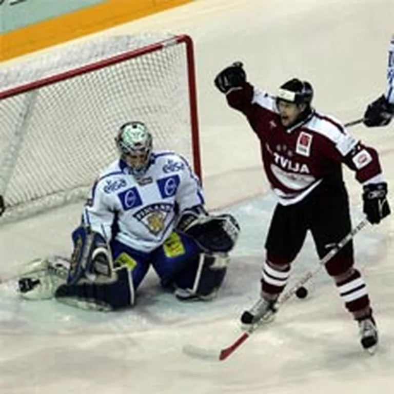 2006. gada 21. aprīlis, Rīga. Aleksandrs Ņiživijs (no labās) līksmo pēc Viktora Ignatjeva pirmajiem gūtajiem vārtiem. Frederiks Norrena nebija glābējs, kad somi spēlēja trīs pret pieciem mājiniekiem. 