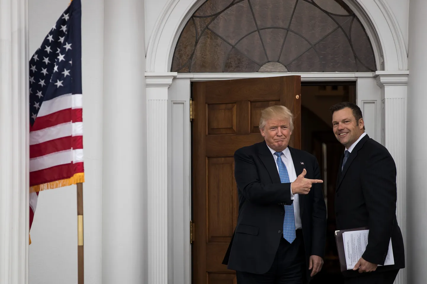 Donald Trump ja Kris Kobach üleeile kohtumas.