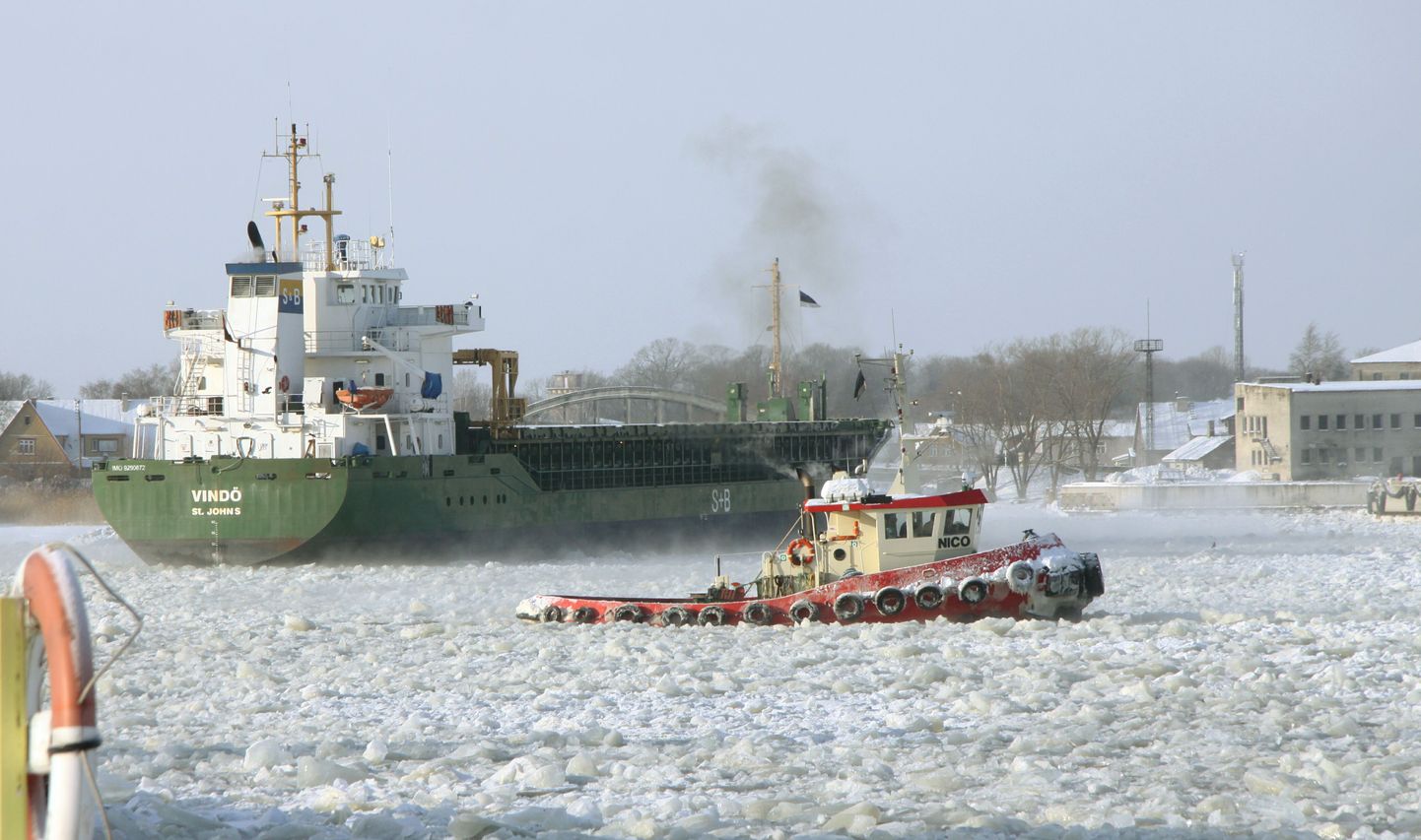 Laevade lossime Pärnu sadamas läheb kiiresti, aga raskete jääolude tõttu liiguvad nad väga aeglaselt.