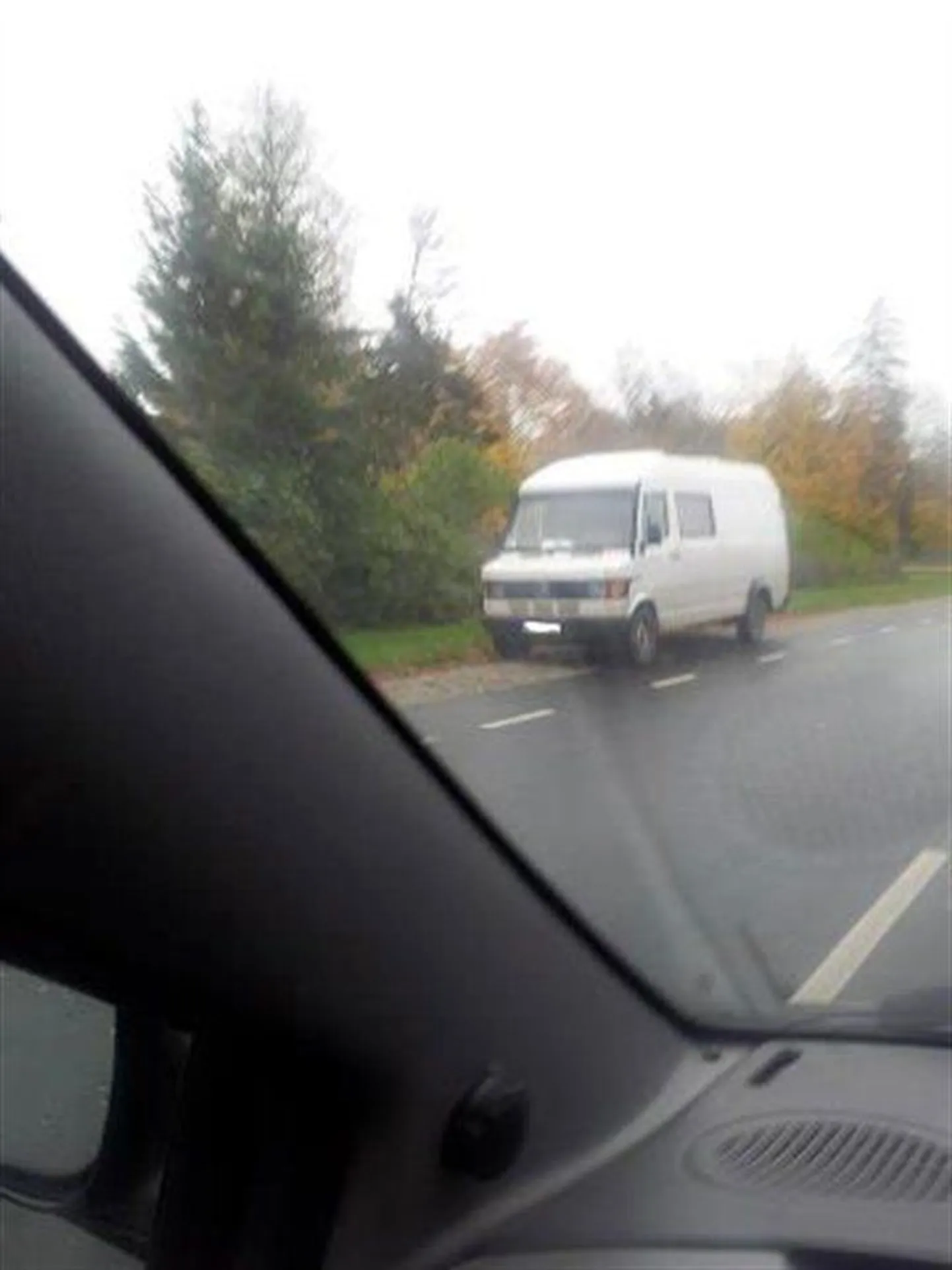 VALGE BUSS, SEES PERVERT: Harku valla elanikud näevad seda sõidukit ikka ja jälle bussipeatustes, kui seal on tüdrukuid või üldse lapsi.