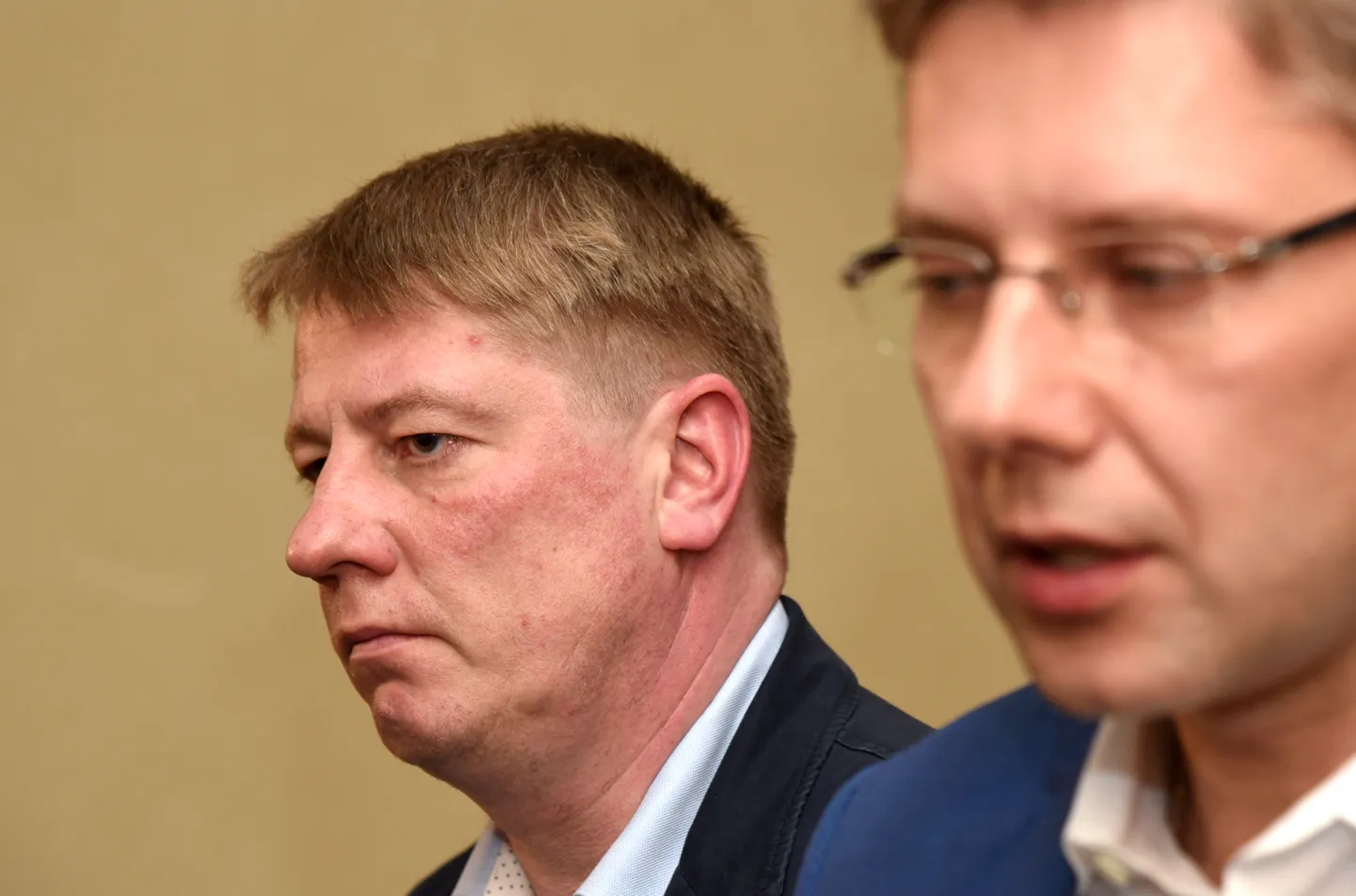 Pašvaldības SIA "Rīgas satiksme" pagaidu vadītājs Anrijs Matīss (no kreisās) un Rīgas domes priekšsēdētājs Nils Ušakovs atbild uz žurnālistu jautājumiem pēc abu personu tikšanās Rīgas domē.