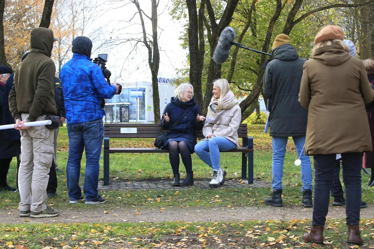 Saate «Südamesoov» salvestusel istus sclerosis multiplex’i põdev raamatukoguhoidja Maio Vaniko (vasakul) endanimelisel pingil, mille andis talle üle saatejuht Keili Sükijainen.