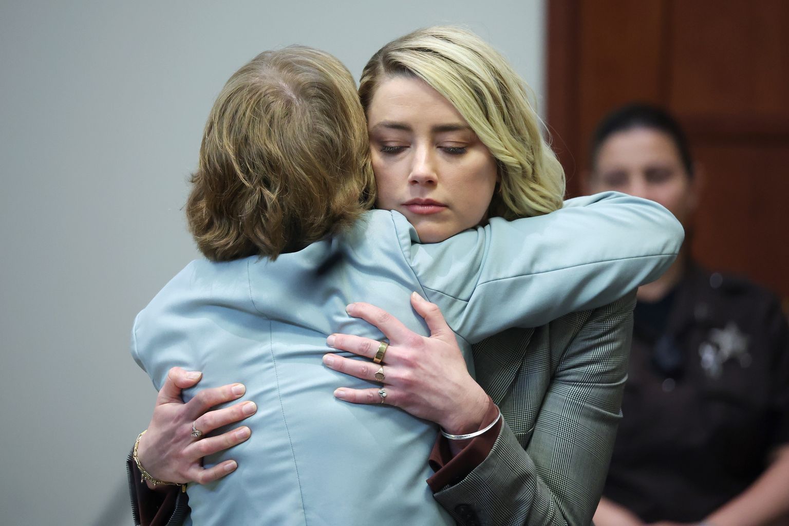 Amber Heard 26. mail kohtus oma advokaati kallistamas.