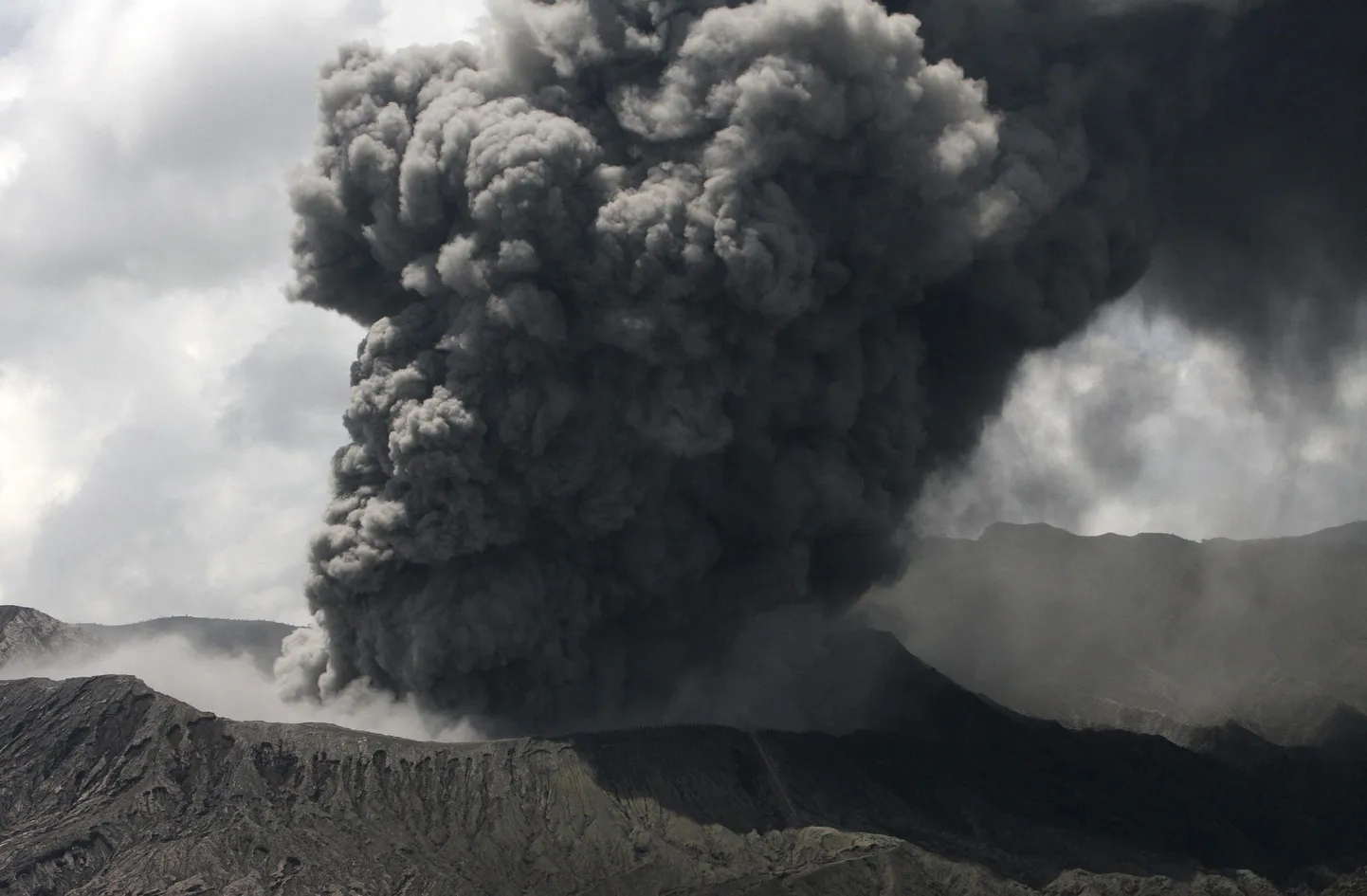 Bromo vulkaani suitsusammas pildistatuna Ida-Jaava provintsis Ngadisari külas.