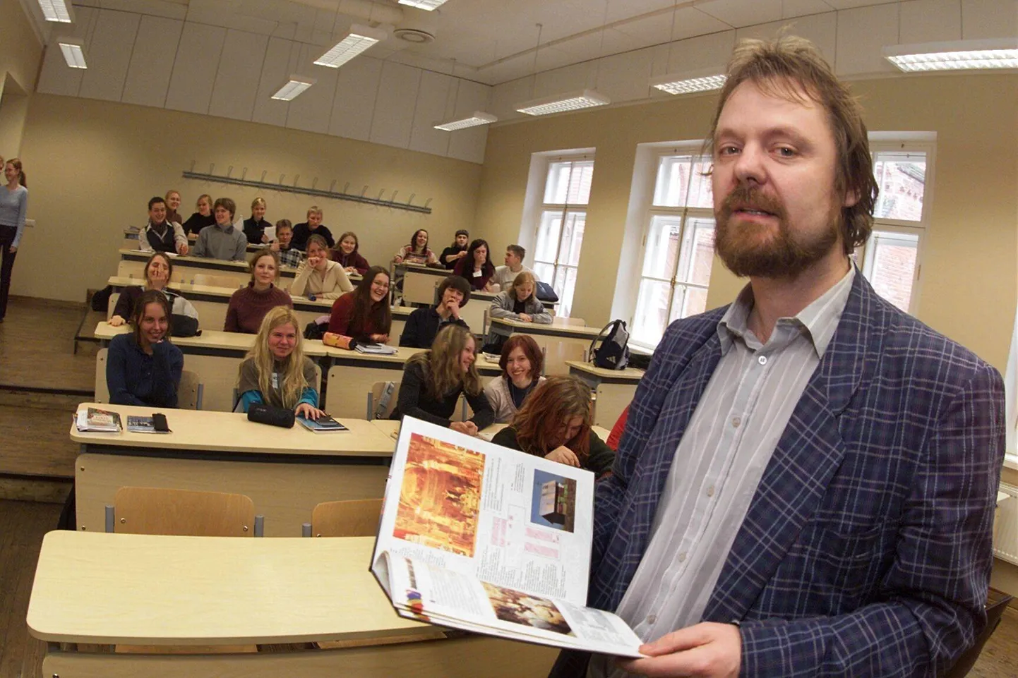 Tartu Treffneri gümnaasiumi religiooniõpetaja Toomas Jürgenstein (pildil) 11. klassi religiooniõpetuse tunnis.

FOTO: Margus Ansu/