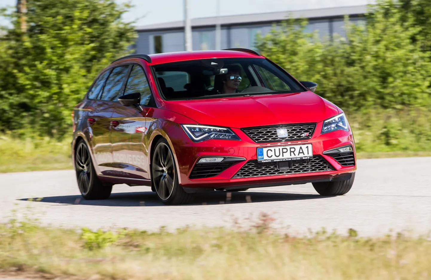 Leon Cupra 2-liitrine turbomootor annab välja 300 hobujõudu, mis teeb sellest sisuliselt Seati ajaloo võimsaima sõiduki.