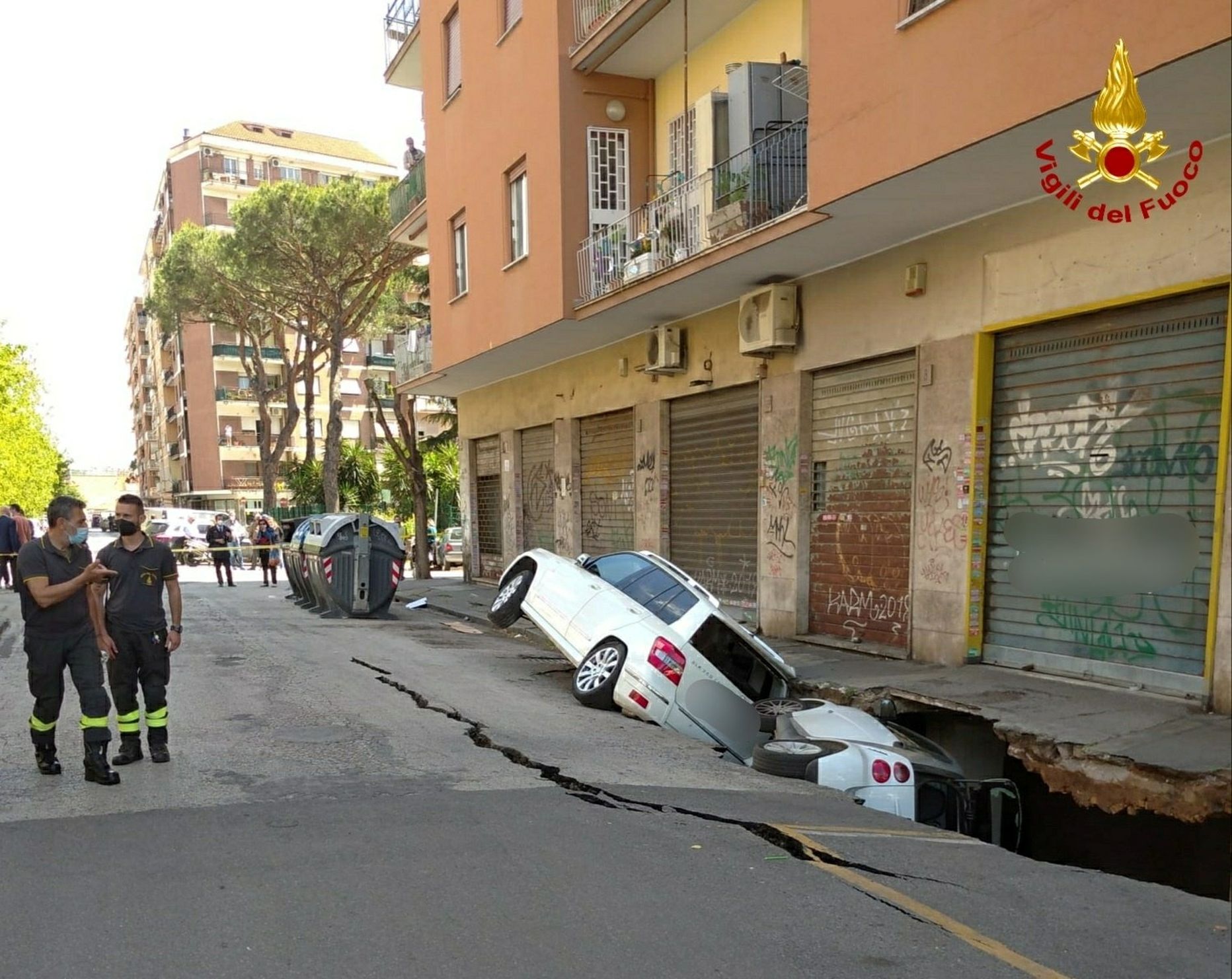 Itaalias Roomas neelas ootamatult tänavale tekkinud auk kaks autot