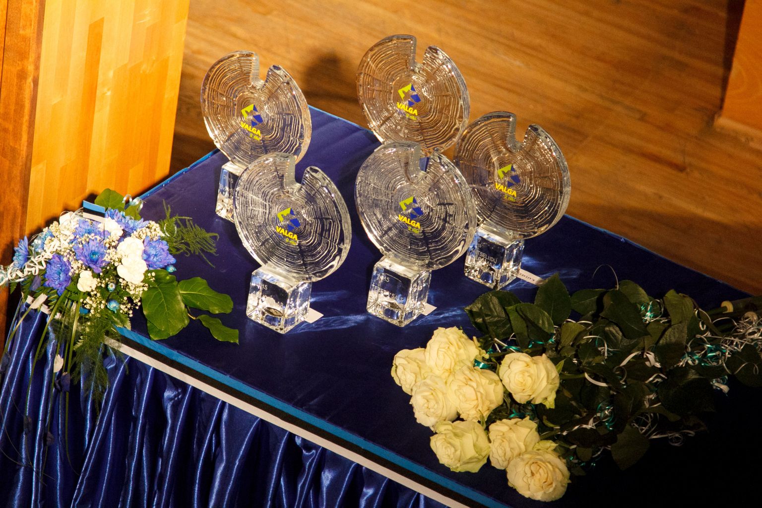 Valga linna aasta tegijatele anti üle eriilmelised auhinnad «Valga aastaring». Linna värvilist logot kandvad auhinnad on kavandanud ja valmistanud Eesti klaasikunstnik Eino Mäelt.