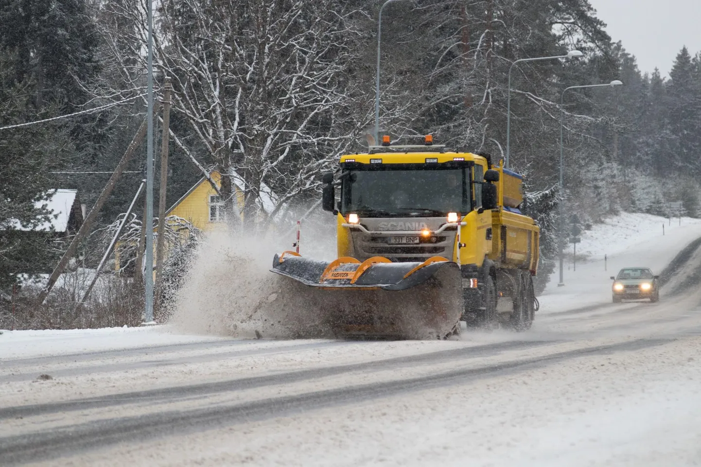 Ilmaprognoosi kohaselt sajab lähemate päevade jooksul lund ja kraadiklaasi näit püsib 0-kraadist allpool. Libeduseoht teedel on väga suur.