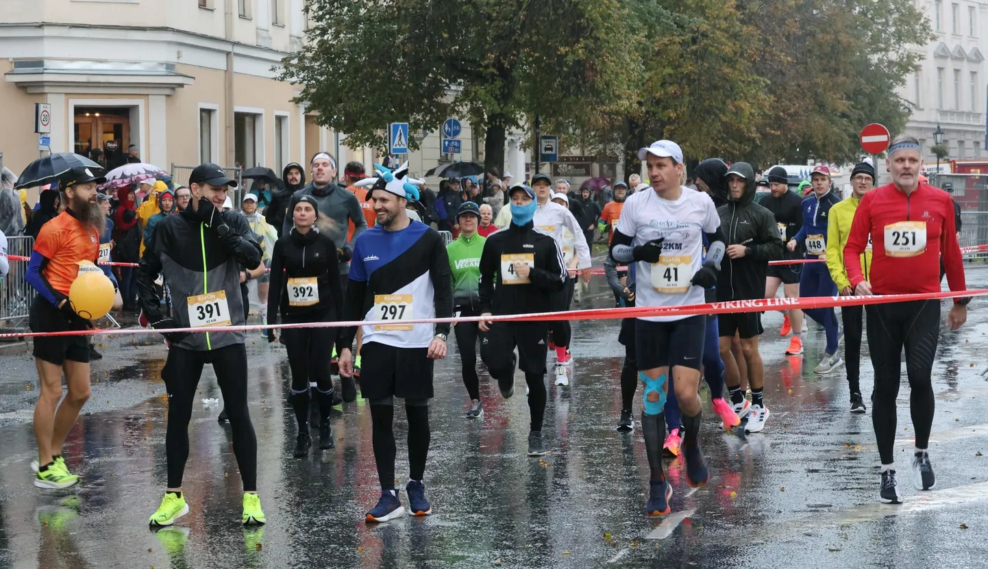 12. Tartu linnamaratonil ei lasknud end vihmast ja tuulest häirida jooksjad ega ka pealtvaatajad. 