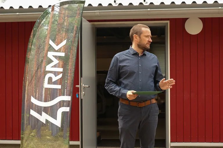 RMK Põlula kalakasvatustalituse juht Kunnar Klaas tutvustab ebapärlikarbijaama külalistele.