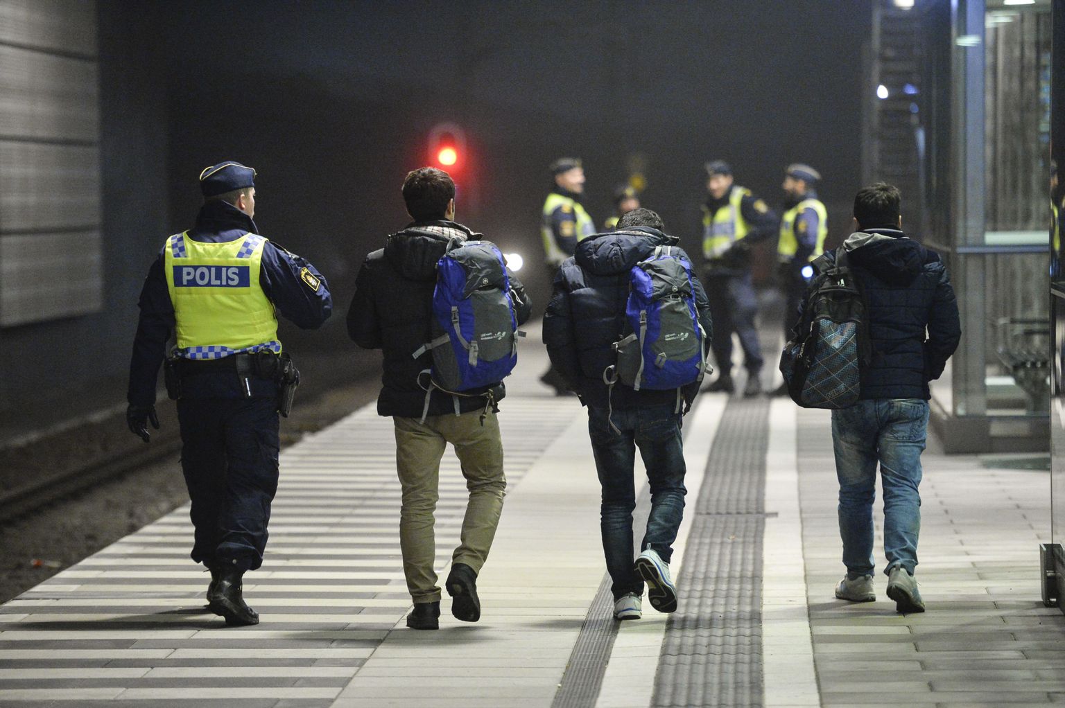 Rootsi politseinikud ja riigist välja saadetavad välismaalased.
