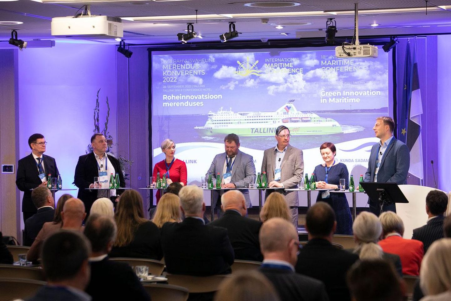 Merenduskonverentsi arutelupaneelist osavõtjad, vasakult Ülo Eero, Sven Sester, Reili Rand, Rene Kokk, Taavi Aas, Ele Reiljan, Kaupo Läänerand.