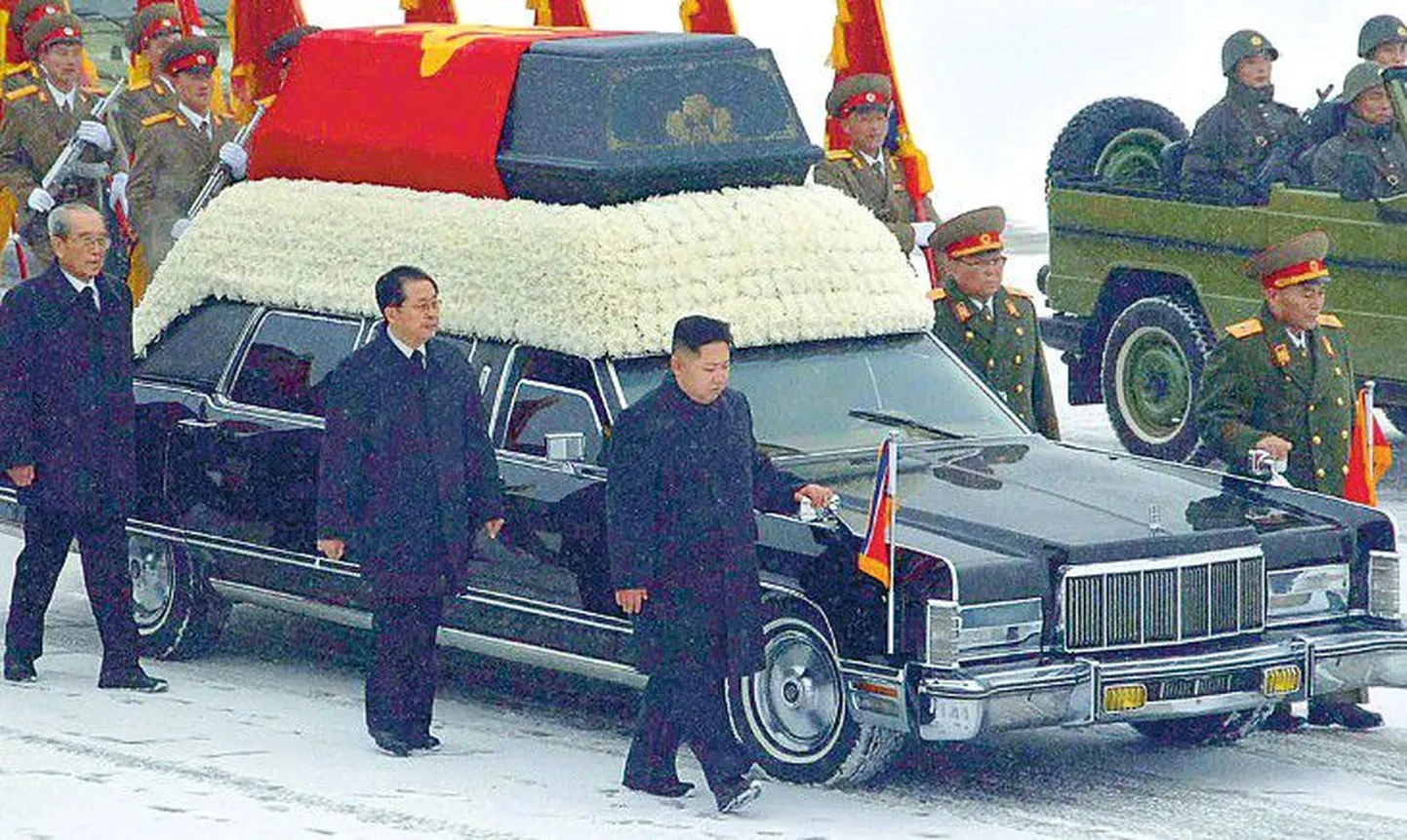 Шествие от мемориального комплекса Кымсусан площади Ким Ир Сена и обратно продолжалось три часа. За это время участники церемонии прошли по столичным улицам 40 километров. Во главе похоронной процессии шел преемник Ким Чен Ын (в центе).