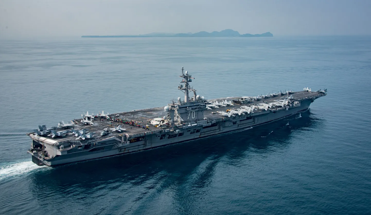 Lennukikandja USS Carl Vinson läbib Sunda väina.