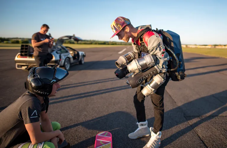 Tõsielu Marty McFly, inglane Sam Rogers valmistub hõljukiga sõitma