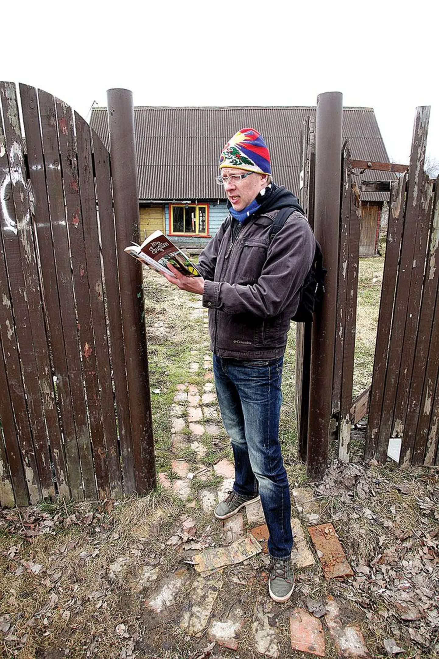 Mika Keränen luges Oa tänavas ühe krundi piiril ette lõigu raamatust «Minu Supilinn» leheküljelt 99. Juttu on ohtlikust karuputkest, mis kasvab sellel krundil, nii et kuskil mujal elav omanik peab kesk­konnaametniku jutu järgi esimese asjana panema väravale luku. Vähemalt eile avanes värav lihtsalt lingile vajutamisest.