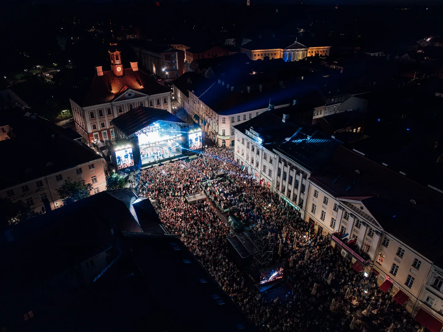 Согласно мобильным данным, в разгар концерта на Ратушной площади и вокруг нее находилось более 10 000 человек.