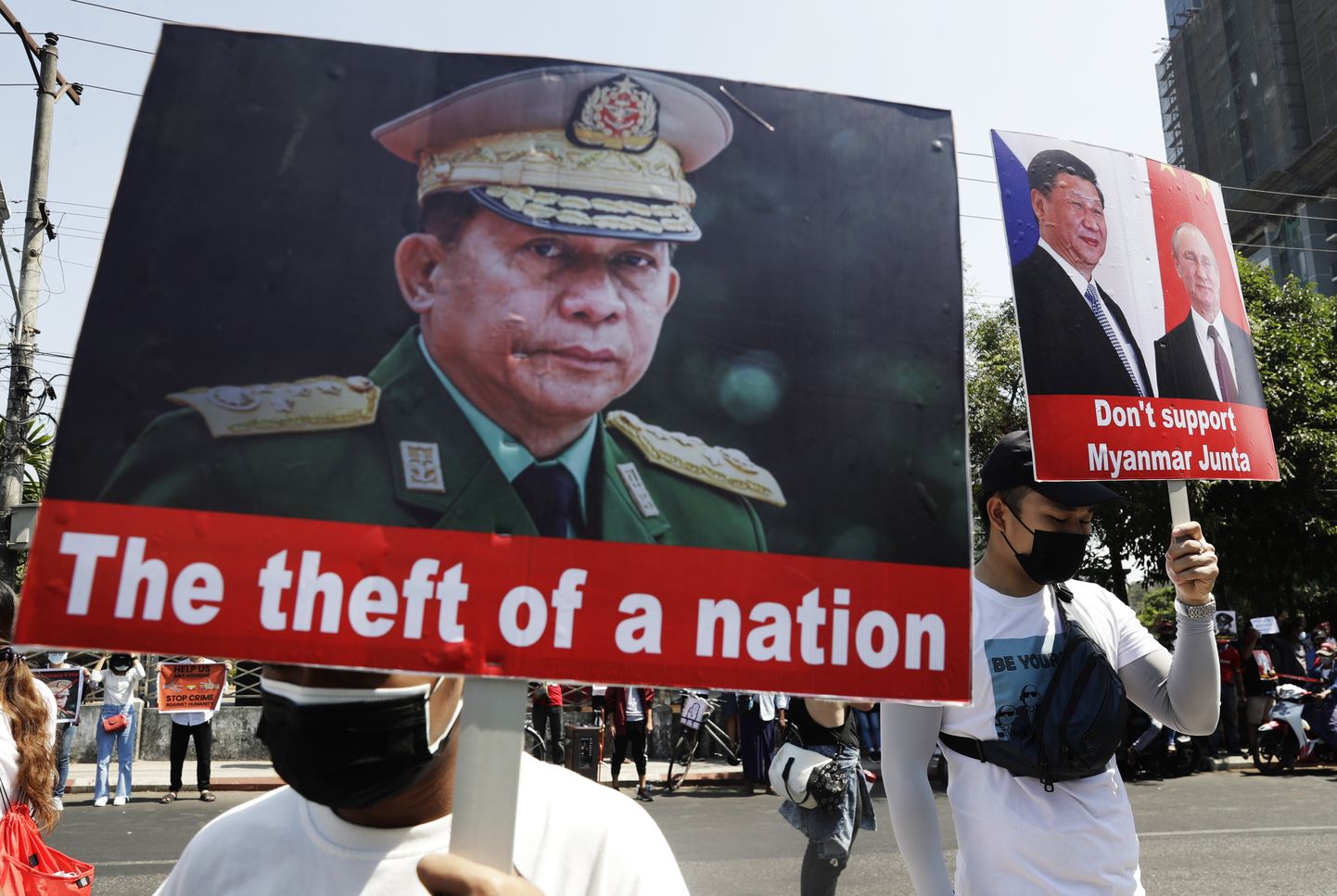 Myanmari protestijad huntaliidrit kindral Min Aung Hlaingi kujutava plakatiga.