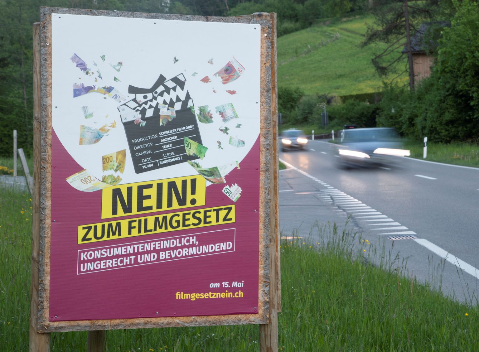 Referendumiplakat Šveitsis Birmensdorfi ähedal 9. mail 2022. REUTERS/Arnd Wiegmann