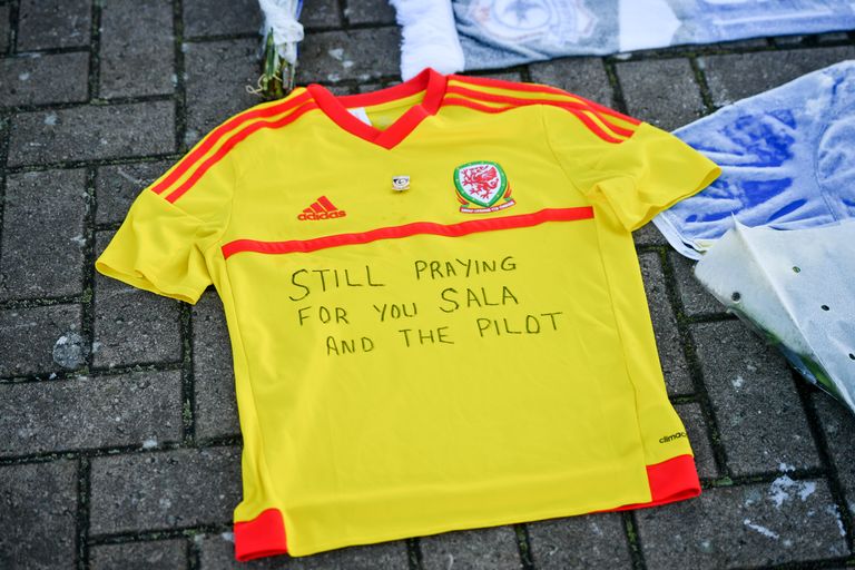 Cardiff City jalgpalliklubi juurde jäetud särgil on kirjutis, milles loodetakse, et Emiliano Sala ja piloot on elus