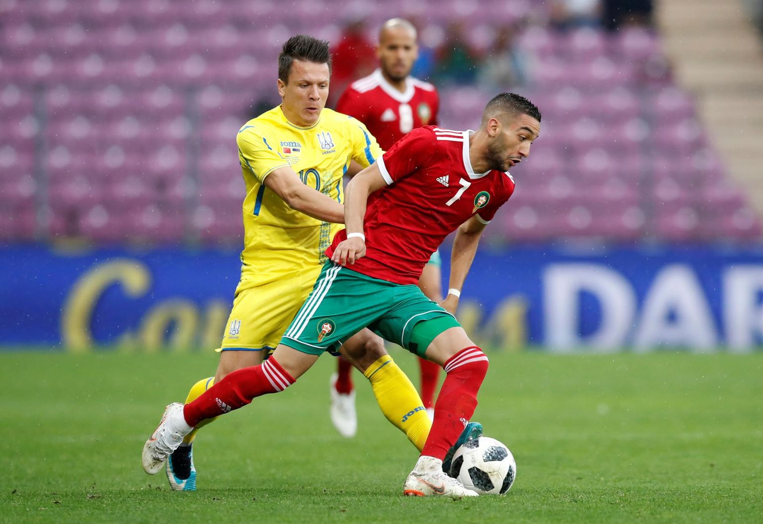 Amsterdami Ajaxi ja Maroko koondise mängujuht Hakim Ziyech on ukrainlase Jevgeni Konopljanka käest plehku pääsemas.