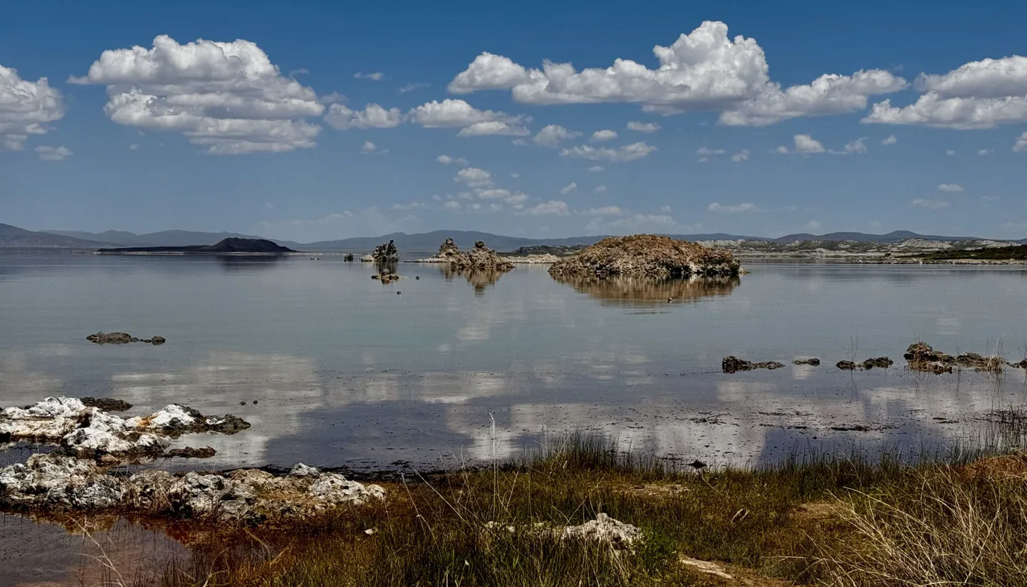 Mono järv asub Sierra Nevadast idas, Yosemite'i rahvuspargi lähedal.