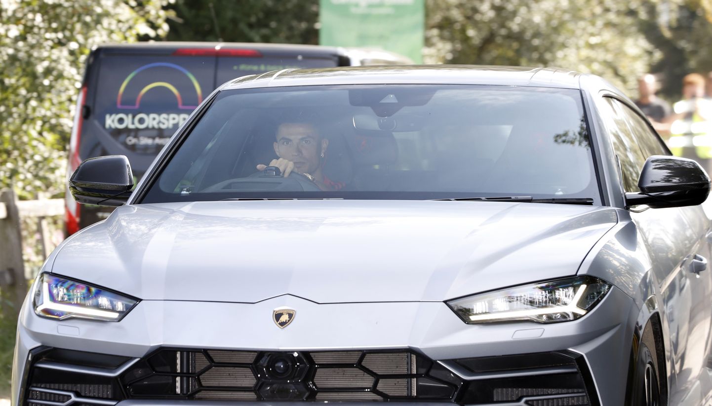 Cristiano Ronaldo järjekordse luksusauto roolis.