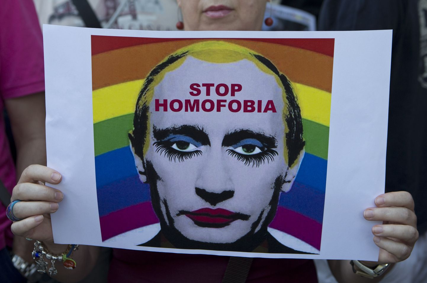 Надпись на плакате: "Остановите гомофобию".