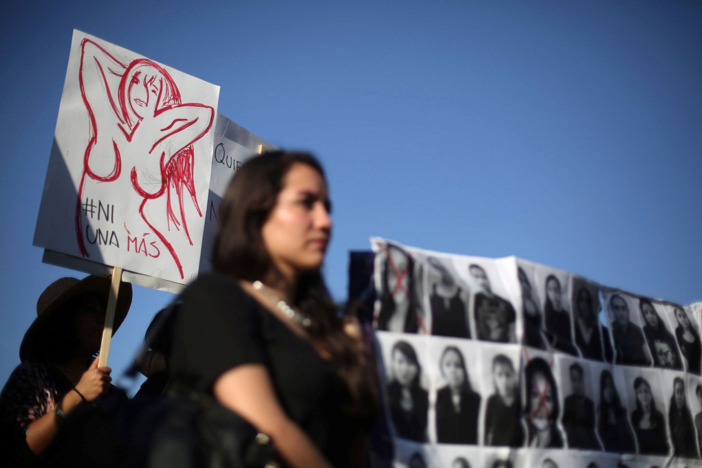 Aktivistid avaldavad Mexico City's meelt naistevastase vägivalla vastu.