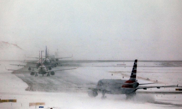 USA kirdeosa lennujaamades jäi lume tõttu lende ära