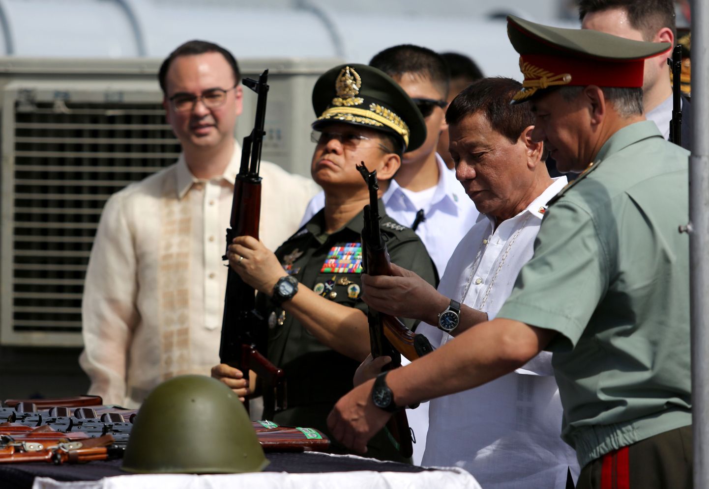 Filipiinide president Rodrigo Duterte (paremalt teine) inspekteerimas koos sõjaväelastega Venemaalt saadud Kalašnikovi automaate. Paremalt esimene on Venemaa kaitseminister Sergei Šoigu.