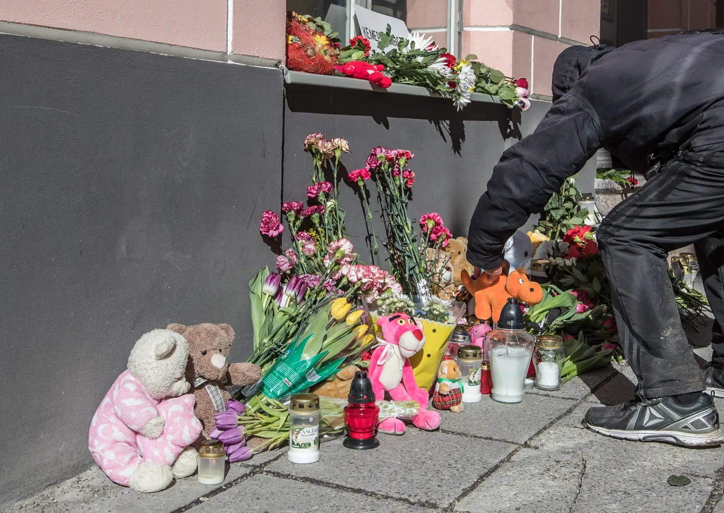 Цветы и игрушки перед посольством РФ.
