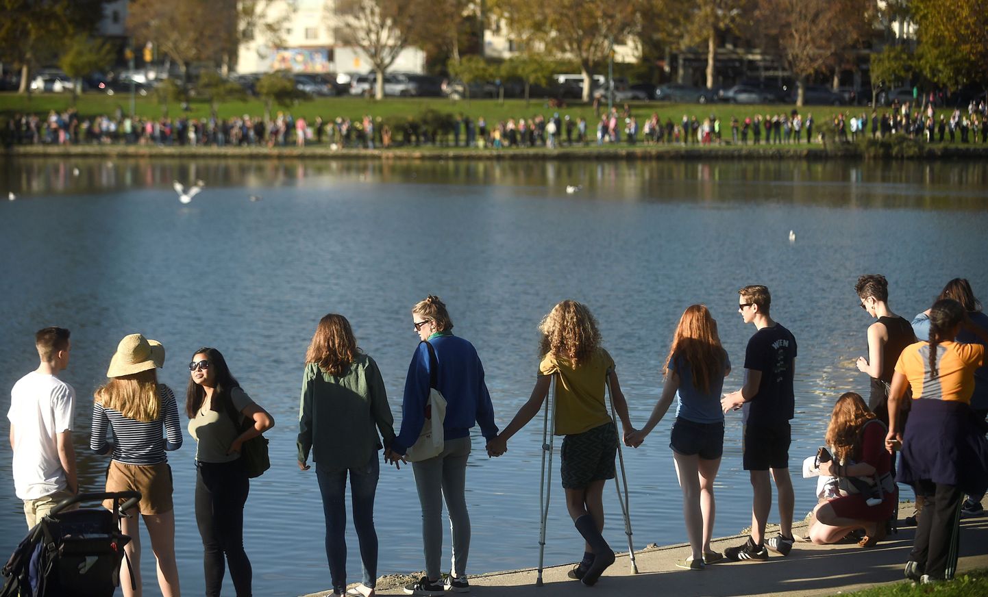 Meeleavaldajad moodustasid Californias pühapäeval inimketi ümber Oaklandi Merritti järve.