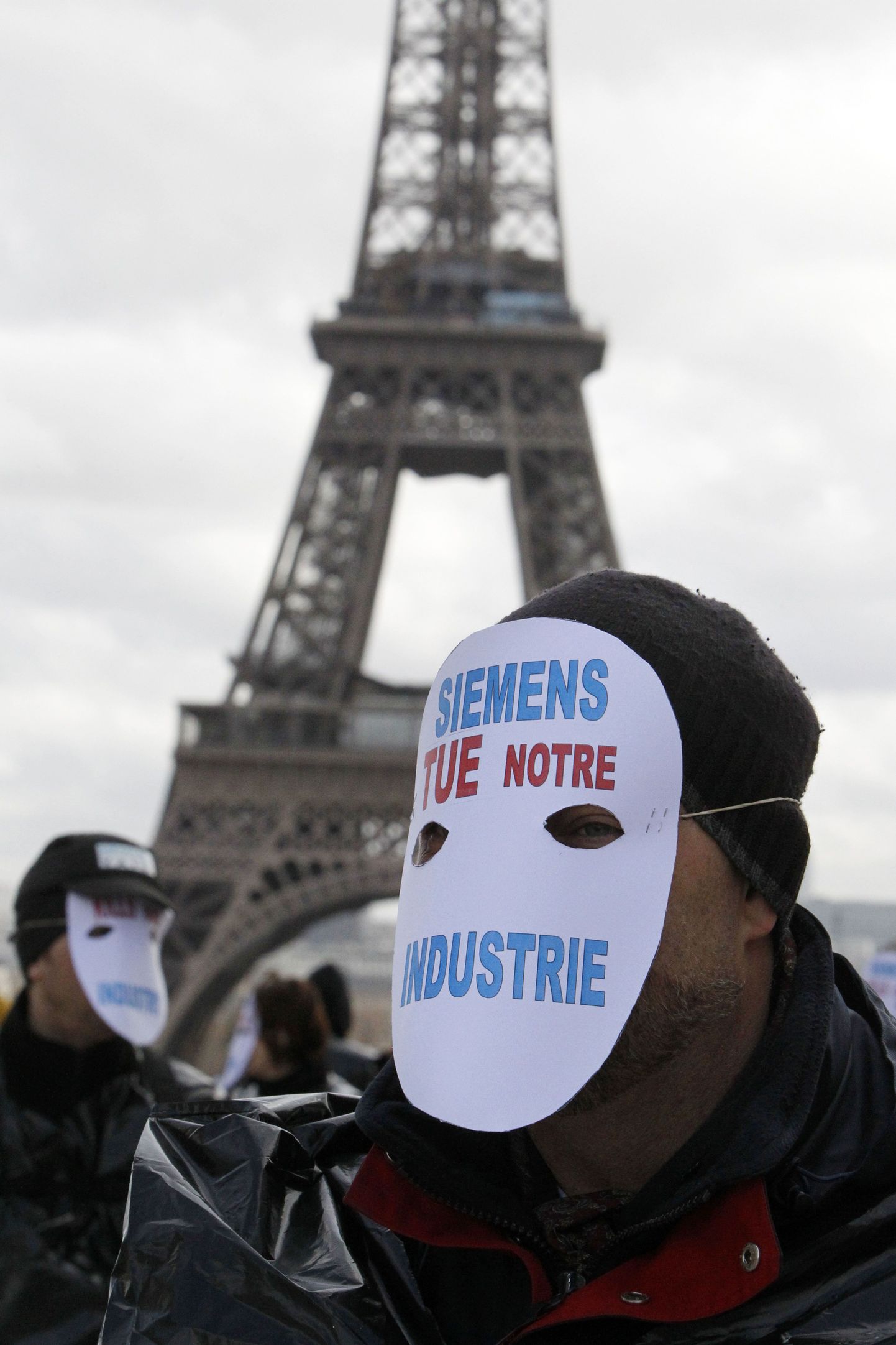 Saint-Chamondis asuva Siemensi tehase töölised protestiaktsioonil Pariisis 24. veebruaril.