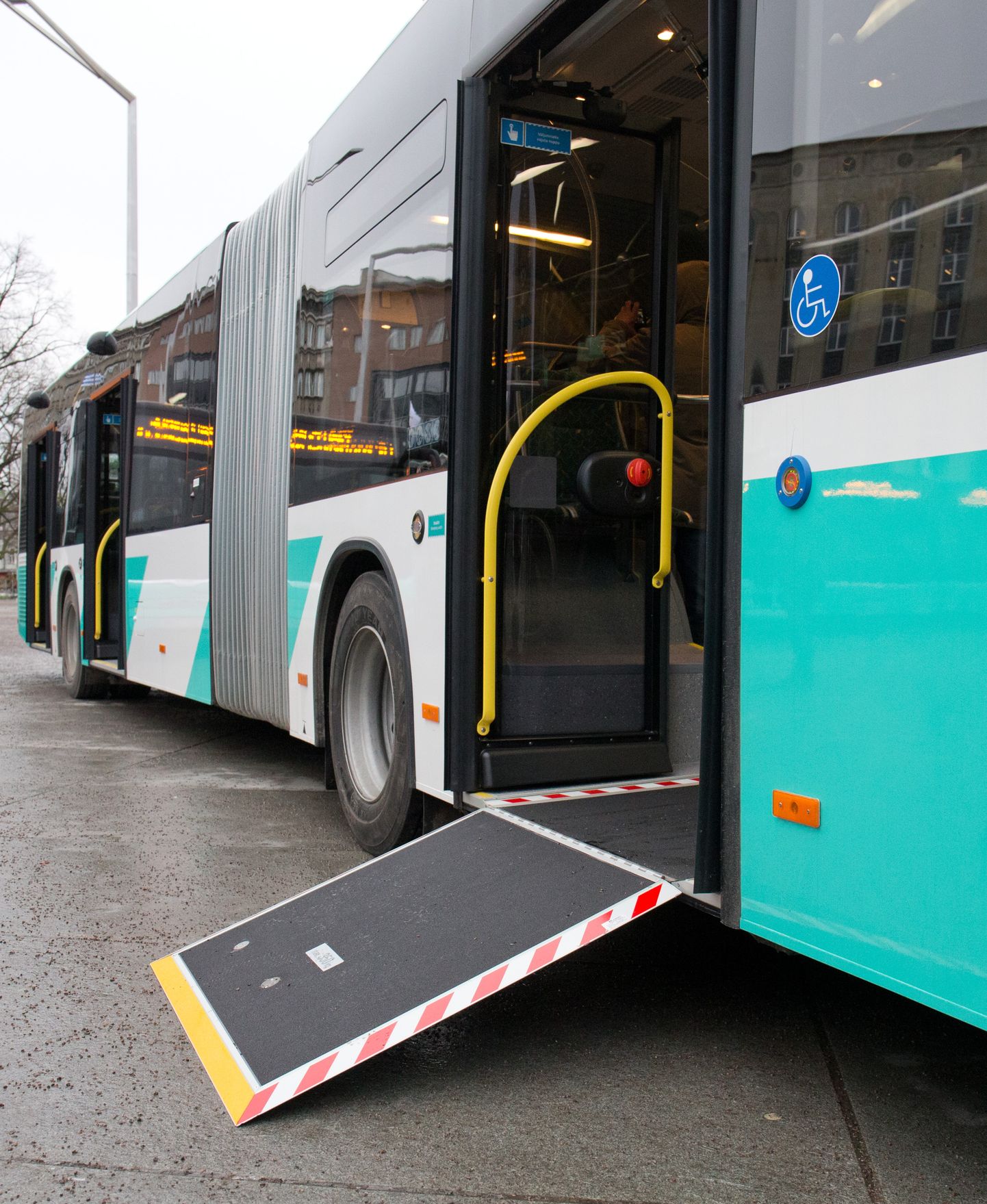 Автобусы оснащены пандусами для инвалидных колясок, открывать которые входить в обязанности водителя.