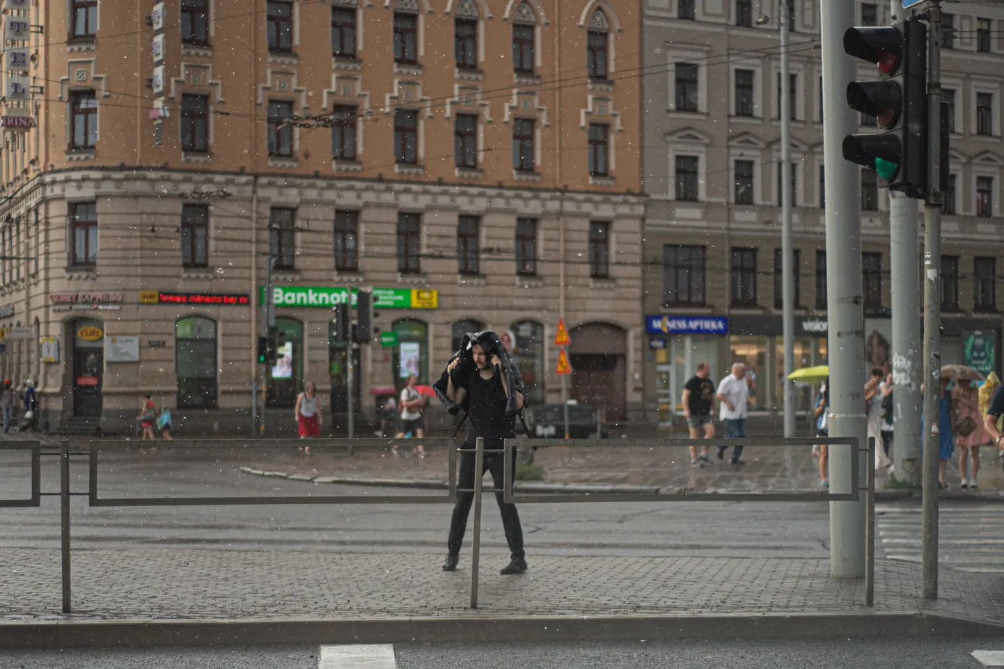 Foto: Īslaicīgs lietus Rīgas centrā
